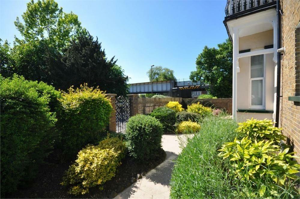 Thames View Apartments Staines-upon-Thames Dış mekan fotoğraf